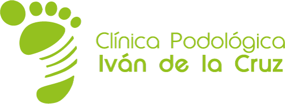 logo clínica podológica iván de la cruz